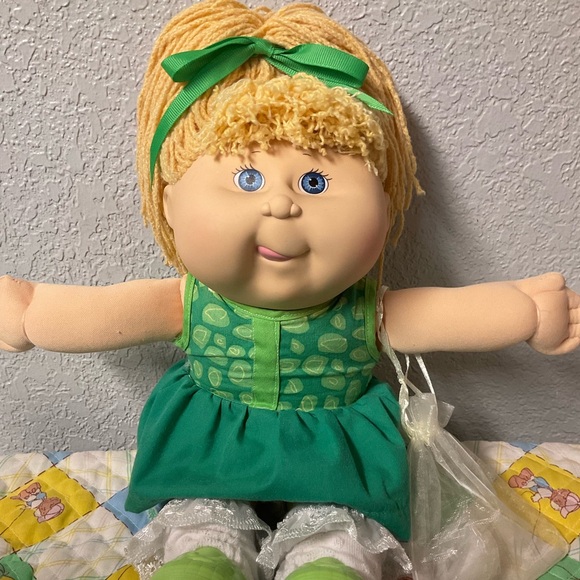 Vintage Cabbage Patch Kid HASBRO Girl Gold Hair Blue Eyes Tongue Out 1991